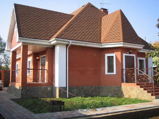 Кирпичный дом с расшитыми швами