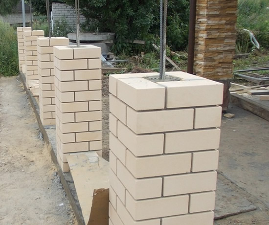 Колонны кладут последовательно. После кладки первого уровня, проводится контроль равномерности при помощи веревки.