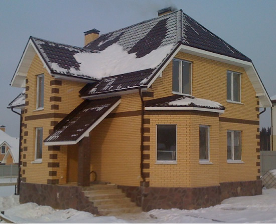 Монолитный дом облицованный кирпичем