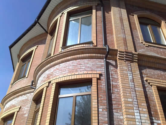 Карниз из кирпича в частном доме