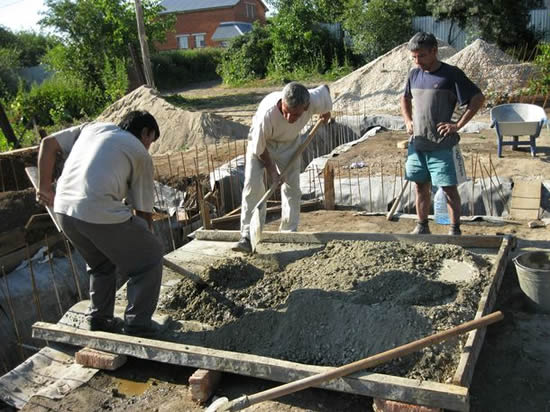 Замешивание цементного раствора вручную