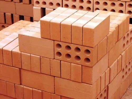 Заготовка кирпича для строительства.