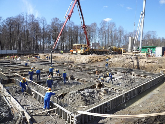 Заливка бетоном ростверка фундамента